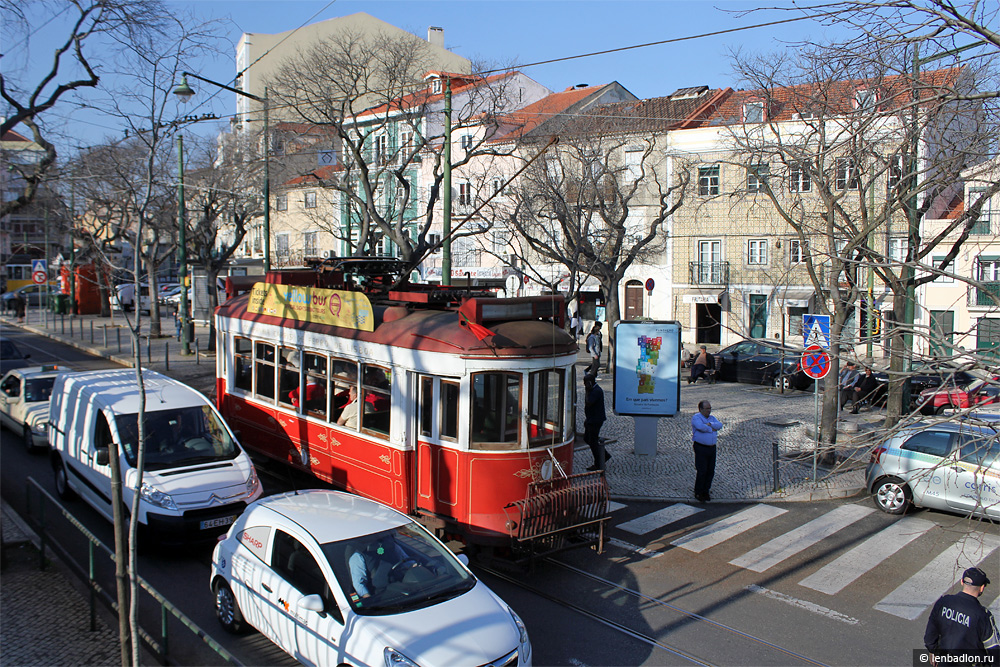 Фото экскурсионного трамвая в Лиссабоне