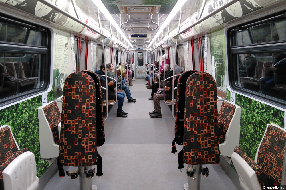 Интерьер вагона метро модели 81-722.1