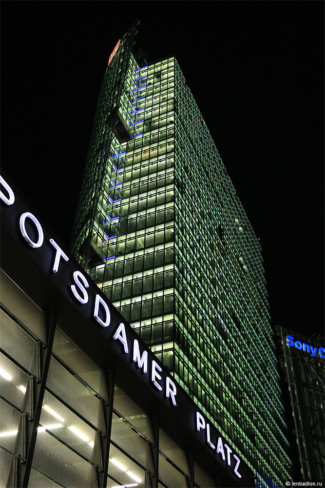 Фото высотки BahnTower в Берлине