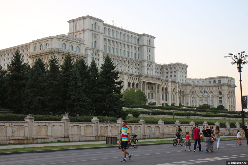 Дворец Парламента в Бухаресте фото